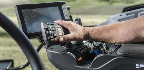 Sur le poste de pilotage à distance, les commandes sont identiques à celles du tracteur. © Valtra
