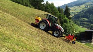 Un régénérateur de prairies combiné Un régénérateur de prairies combiné