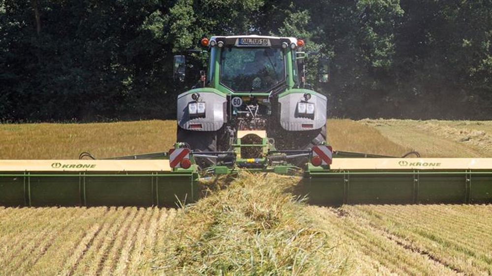 Un groupeur d’andains à vis