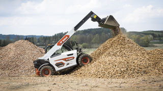 Bobcat présente le TL 25.60, un télescopique d'une capacité maximale de 2,5 t, pour une hauteur de levage de 5,91 m. Bobcat présente le TL 25.60, un télescopique d'une capacité maximale de 2,5 t, pour une hauteur de levage de 5,91 m.
