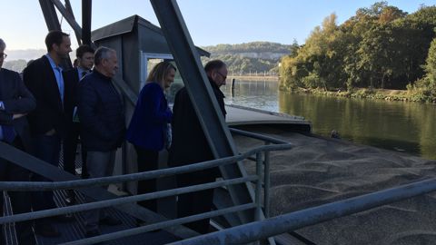 Les sénateurs (de g.à dr) Pierre Louault, Sophie Primas et Laurent Duplomb se sont rendus au port de Limay (78) à la rencontre des céréaliers. Les sénateurs (de g.à dr) Pierre Louault, Sophie Primas et Laurent Duplomb se sont rendus au port de Limay (78) à la rencontre des céréaliers.