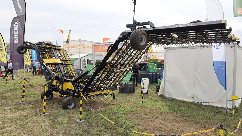 Phenix Agrosystem : Une herse étrille de 12 m Phenix Agrosystem : Une herse étrille de 12 m