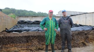 Philippe Collin (à gauche) et son apprenti Théo, devant le silo « sandwich ». Pour l'éleveur, les betteraves permettent aussi de faire face aux années sèches et d'anticiper des stocks de fourrages insuffisants. Philippe Collin (à gauche) et son apprenti Théo, devant le silo « sandwich ». Pour l'éleveur, les betteraves permettent aussi de faire face aux années sèches et d'anticiper des stocks de fourrages insuffisants.