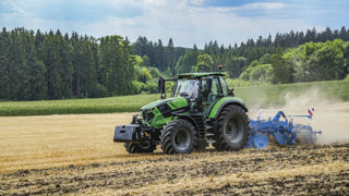 Deutz-Fahr offre une cure de jouvence à ses tracteurs de la série 6 avec l’arrivée de huit nouveaux modèles. Deutz-Fahr offre une cure de jouvence à ses tracteurs de la série 6 avec l’arrivée de huit nouveaux modèles.