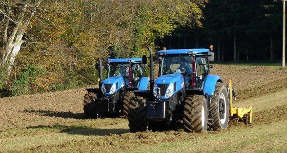 Test comparatif au champ entre un T7.235 et un T7040 de New Holland
