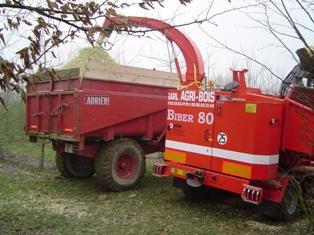 Trois déchiqueteuses tournent en Thiérarche : une Biber 80 avec grappin, une Fsi 250 et une Biber 5K.