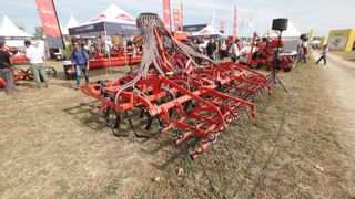Le Prolander R peut désormais s’équiper d'un kit de semis et/ou d'une herse peigne. Le Prolander R peut désormais s’équiper d'un kit de semis et/ou d'une herse peigne.