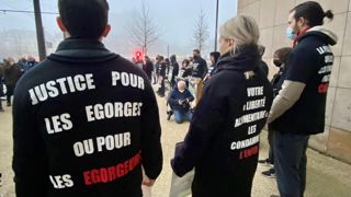L'amendement prévoit qu'en cas d’intrusion illégale dans un élevage, les associations animalistes ne puissent plus prétendre à certains avantages fiscaux. (Photo d’activistes animalistes en procès au Mans, janvier 2022) L'amendement prévoit qu'en cas d’intrusion illégale dans un élevage, les associations animalistes ne puissent plus prétendre à certains avantages fiscaux. (Photo d’activistes animalistes en procès au Mans, janvier 2022)