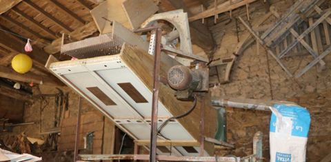 Un petit moteur assure le secouage de la grille. Un ventilateur, situé sur le dessus, réalise un premier nettoyage. Le second (en vert, distinguable à l’arrière de la machine) peaufine cette tâche. © G. Baron