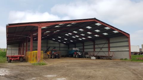 Sur ce bâtiment agricole standard bi-pente dans une exploitation des Ardennes, un auvent de quatre mètres de large a pu être rajouté.