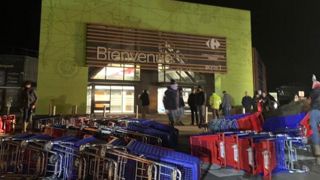 Des éleveurs bloquent des hypermarchés contre les « prix injustes » Des éleveurs bloquent des hypermarchés contre les « prix injustes »