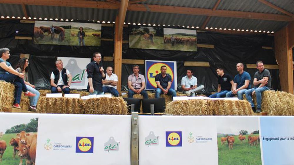 Lidl et des éleveurs signent un contrat carbone