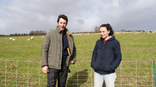 Sur les parcelles de Florian Gamé, Anaïs Hasselin déplace deux fois par jour son troupeau de 160 brebis menées en plein air intégral, dans des zones délimitées d’environ 1,5 ha. Les animaux passent la nuit dans le couvert, pour éviter un piétinement trop intense des céréales. Sur les parcelles de Florian Gamé, Anaïs Hasselin déplace deux fois par jour son troupeau de 160 brebis menées en plein air intégral, dans des zones délimitées d’environ 1,5 ha. Les animaux passent la nuit dans le couvert, pour éviter un piétinement trop intense des céréales.