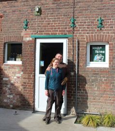 Thierry et Lucile Desquiens sur leur exploitation (la ferme Selosse) spécialisée en polyculture-élevage (bovin laitier : 30 vaches), avec transformation et vente à la ferme, à Sailly-lez-Lannoy, dans le Nord-Pas-de-Calais. © Thierry Petit