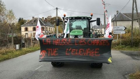 Agriculteurs et éleveurs crient leur ras-le-bol dans les rues de France Agriculteurs et éleveurs crient leur ras-le-bol dans les rues de France