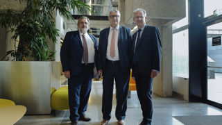 Thierry Manten, vice-président de la CCMSA, Pascal Cormery, président, et François-Emmanuel Blanc, directeur (de gauche à droite). Thierry Manten, vice-président de la CCMSA, Pascal Cormery, président, et François-Emmanuel Blanc, directeur (de gauche à droite).
