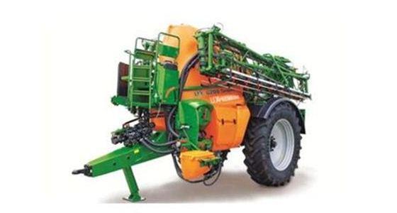 Le pulvérisateur Amazone traîné UX avec le niveau de finition Premium.