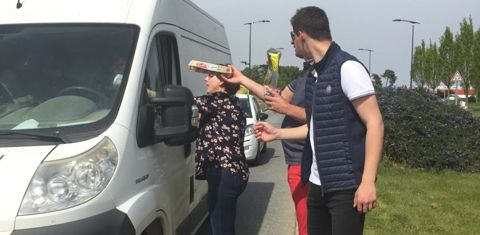 Les producteurs distribuent des œufs aux passants. © DR