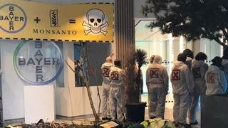 Des militants reproduisent une « nature morte » chez Bayer-Monsanto Des militants reproduisent une « nature morte » chez Bayer-Monsanto