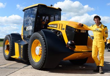 Guy Martin, présentateur vedette et ingénieur, était au volant du JCB Fastrac pour battre ce record. © JCB