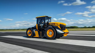Un JCB Fastrac dépasse les 166 km/h ! Un JCB Fastrac dépasse les 166 km/h !