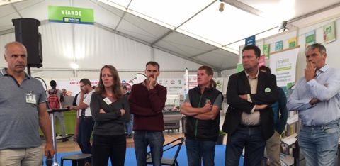 Les éleveurs se sont rendus sur le stand de la LPO à Tech-ovin pour parler du problème de la prédation. © M.-F. Malterre/GFA