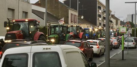 Les agriculteurs ont convergé jusqu’à la préfecture de la Vendée. © GFA