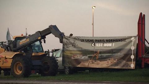 15 ha de terre ou 1 km en train, il faut choisir ! 15 ha de terre ou 1 km en train, il faut choisir !