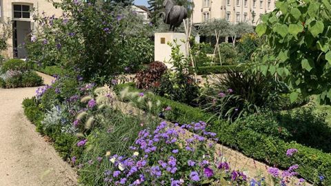 La ville de Sens (89) a reçu - dans le cadre du palmarès 2021 du fleurissement national - le prix de l’action éducative et pédagogique. ©P.Fayolle