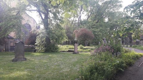 Si en France les cimetières sont traditionnellement gravillonnés et très minéraux, les cimetières paysagers se développent. ©L. Hespel