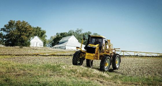 L'automoteur RoGator 1396 dispose d'une garde au sol de 1,3 mètre et d'un châssis s'articule selon la topographie de la parcelle