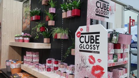 Le cross-merchandising associe mise en scène, rapprochement de produits complémentaires (ici plantes, poteries, substrats, engrais…) et marketing, pour stimuler les achats coup de cœur et utiles à la fois. Ici : une présentation du Discovery Center à IPM Essen 2019. ©Odile Maillard