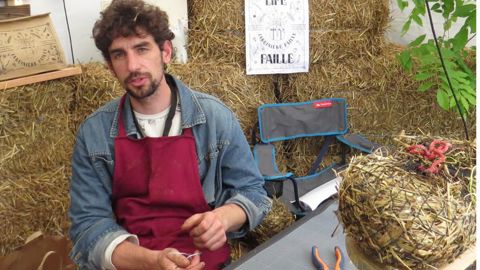 Epyphile propose une station de culture sur botte de paille, pour balcon ou terrasse, qui permet de faire pousser des plantes d’extérieur comestibles.©Linda Kalyzny-Pinon