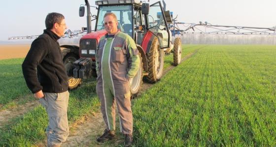 Jacques Moutailler (à dr.) : Mon raisonnement a pour objectif d’obtenir 90 q/ha à la récolte à moins de 300 € de charges.