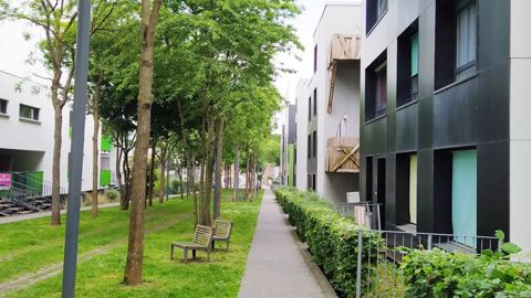 Le vivant peut avoir sa place en ville, comme dans le Bois habité, à Lille (59), où 50 % du sol a été gardé perméable dans une zone où pourtant 350 logements ont été construits. Même si le procédé n’est pas forcément duplicable partout, l’opération montre qu’il est possible de concevoir autrement. L. HESPEL