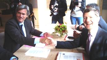 Stéphane Le Foll, ministre de l'Agriculture et Marc D  remettant le rapport de l'Anses.
