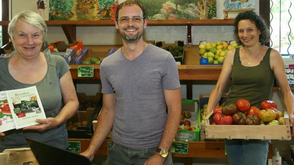 (De gauche à droite) Danièle, Robin et Magali dans leur magasin familial, Céréprim, à Aix-en-Provence (Bouches-du-Rhône). © Alexie Valois