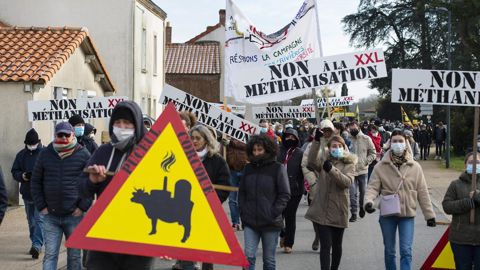 Plus les projets sont gros, plus ils sont attaqués. Le projet de Corcoué-sur-Logne, en Loire-Atlantique, est ainsi vivement critiqué. Pour les sénateurs membres de la mission d’information, « il est l’exemple de ce qu’il ne faut pas faire ». © PhotoPQR/Presse Océan/MaxPPP Plus les projets sont gros, plus ils sont attaqués. Le projet de Corcoué-sur-Logne, en Loire-Atlantique, est ainsi vivement critiqué. Pour les sénateurs membres de la mission d’information, « il est l’exemple de ce qu’il ne faut pas faire ». © PhotoPQR/Presse Océan/MaxPPP