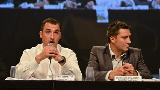 Jean-Michel Schaeffer, président de JA, et Christophe Chambon, sercrétaire général, vont laisser quitter leurs fonctions ce mercredi 6 juin 2012 à Pontarlier. François Thabuis, éleveur en Savoie, est candidat pour être à la tête du syndicat.