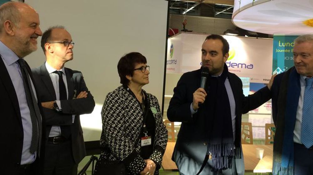 Le secrétaire d’État Sébastien Lecornu est entouré de Jean-Louis Bal, président du Ser, de Christiane Lambert, présidente de la FNSEA, ce lundi 26 février au Salon de l’agriculture, sur le stand de la FNSEA. © Vincent Gobert