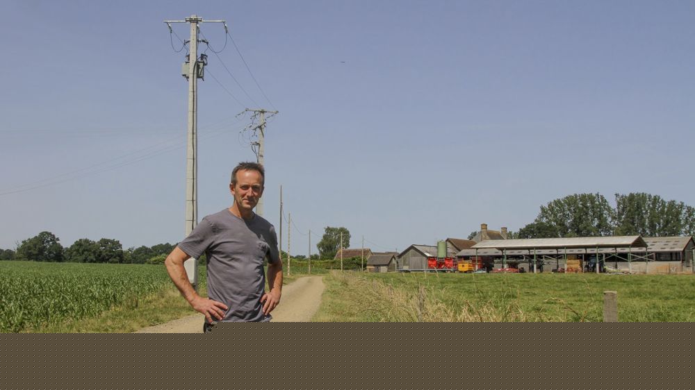 Mon élevage naurait jamais tenu si je navais pas travaillé 100 heures par semaine pendant dix ans, rembobine Alain Crouillebois. Aujourdhui, le transformateur électrique a été déplacé et la ligne mise en aérien.