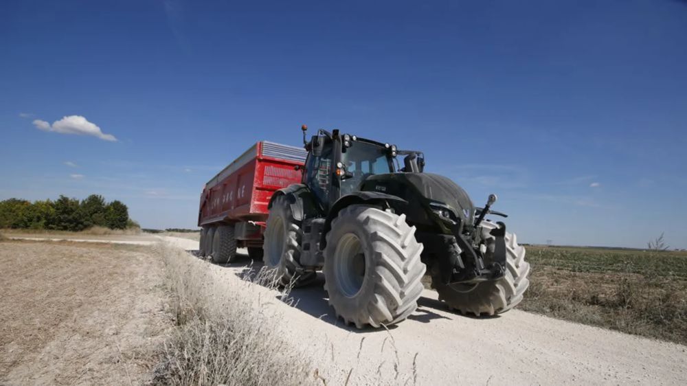 Le Valtra T215 de notre essai arbore la jolie couleur olive métallisé, l’une des livrées récemment inaugurées par le constructeur.