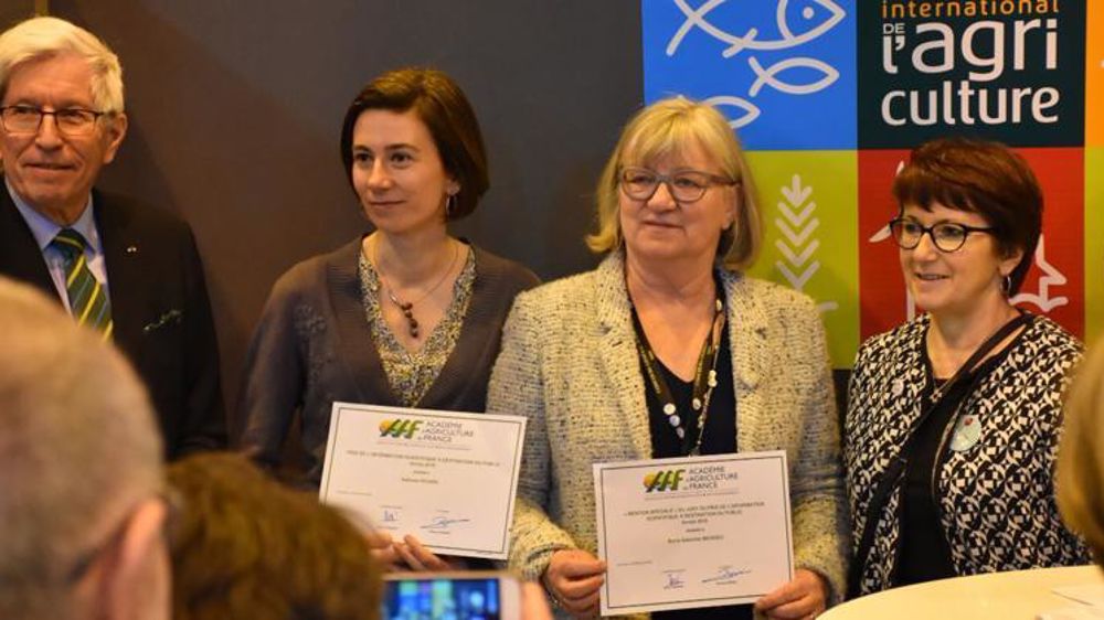 De gauche à droite, Paul Vialle (président du jury), Nathalie Picard (lauréate 2018), Marie-Gabrielle Miossec (mention spéciale du jury) et Christiane Lambert (présidente de la FNSEA). © R. Aries/GFA