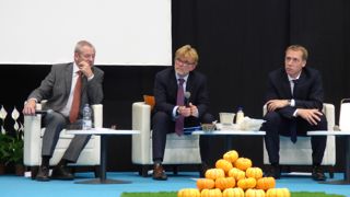 « Actuellement, un légume sur deux consommés en France est importé. Si rien n est fait, la part de la production tricolore va encore diminuer et le nombre de maraîchers avec », a alerté Jacques Rouchaussé, président de Légumes de France (à gauche sur la photo), aux côtés de Marc Fesneau (au centre). « Actuellement, un légume sur deux consommés en France est importé. Si rien n est fait, la part de la production tricolore va encore diminuer et le nombre de maraîchers avec », a alerté Jacques Rouchaussé, président de Légumes de France (à gauche sur la photo), aux côtés de Marc Fesneau (au centre).