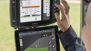 Avec le système GPS-ScenarioControl, différentes fonctions de l’épandeur d’engrais Amazone sont désormais automatisées. Avec le système GPS-ScenarioControl, différentes fonctions de l’épandeur d’engrais Amazone sont désormais automatisées.