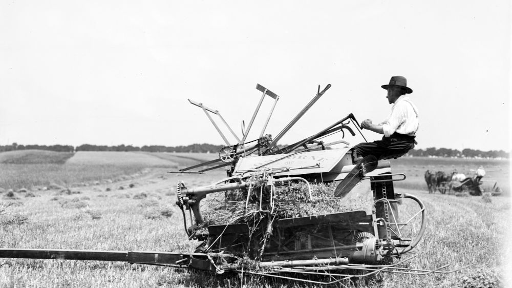 En 1911, on fait la démonstration d'une moissonneuse-lieuse au concours de motoculture de Melun (Seine-et-Marne).