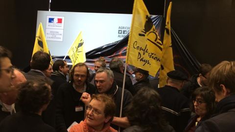 Manifestation de la Confédération paysanne sur le stand du ministère de l’Agriculture. © E. Casalegno/GFA