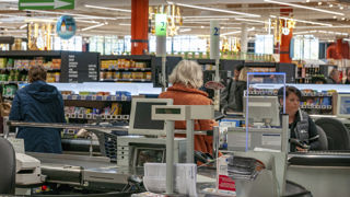 Selon le rapport de l'Inspection générale des finances,"au total, la hausse des prix des produits alimentaires résulte de la combinaison de plusieurs facteurs : guerre en Ukraine, reprise post-Covid, réchauffement climatique, crise sanitaire animale et divers facteurs de nature économique (compétitivité de l'économie, pénurie de main-d’œuvre...)". Selon le rapport de l'Inspection générale des finances,"au total, la hausse des prix des produits alimentaires résulte de la combinaison de plusieurs facteurs : guerre en Ukraine, reprise post-Covid, réchauffement climatique, crise sanitaire animale et divers facteurs de nature économique (compétitivité de l'économie, pénurie de main-d’œuvre...)".