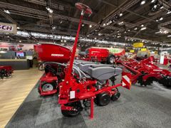 Horsch dévoile son Maestro TX. Ce semoir à châssis télescopique peut accueillir 6 ou 7 éléments semeurs. Les graines sont dosées par surpression. Des trémies supplémentaires pour les microgranulés sont montées sur chaque élément. Horsch dévoile son Maestro TX. Ce semoir à châssis télescopique peut accueillir 6 ou 7 éléments semeurs. Les graines sont dosées par surpression. Des trémies supplémentaires pour les microgranulés sont montées sur chaque élément.