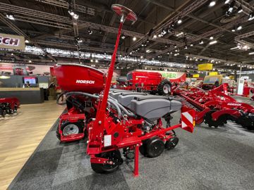 Horsch dévoile son Maestro TX. Ce semoir à châssis télescopique peut accueillir 6 ou 7 éléments semeurs. Les graines sont dosées par surpression. Des trémies supplémentaires pour les microgranulés sont montées sur chaque élément.